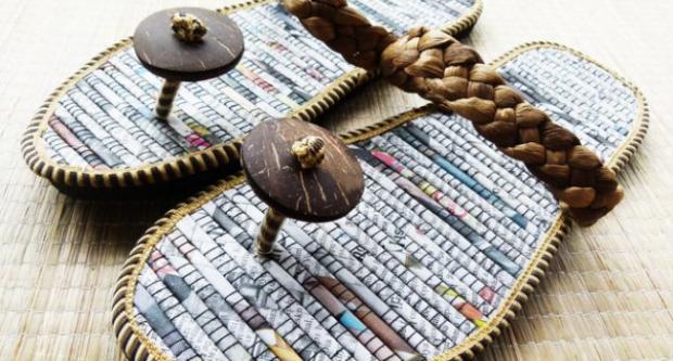 Artesões da Indonésia produzem chinelos com jornal